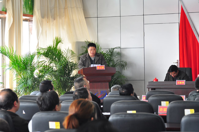 先進個人代表上臺發(fā)言